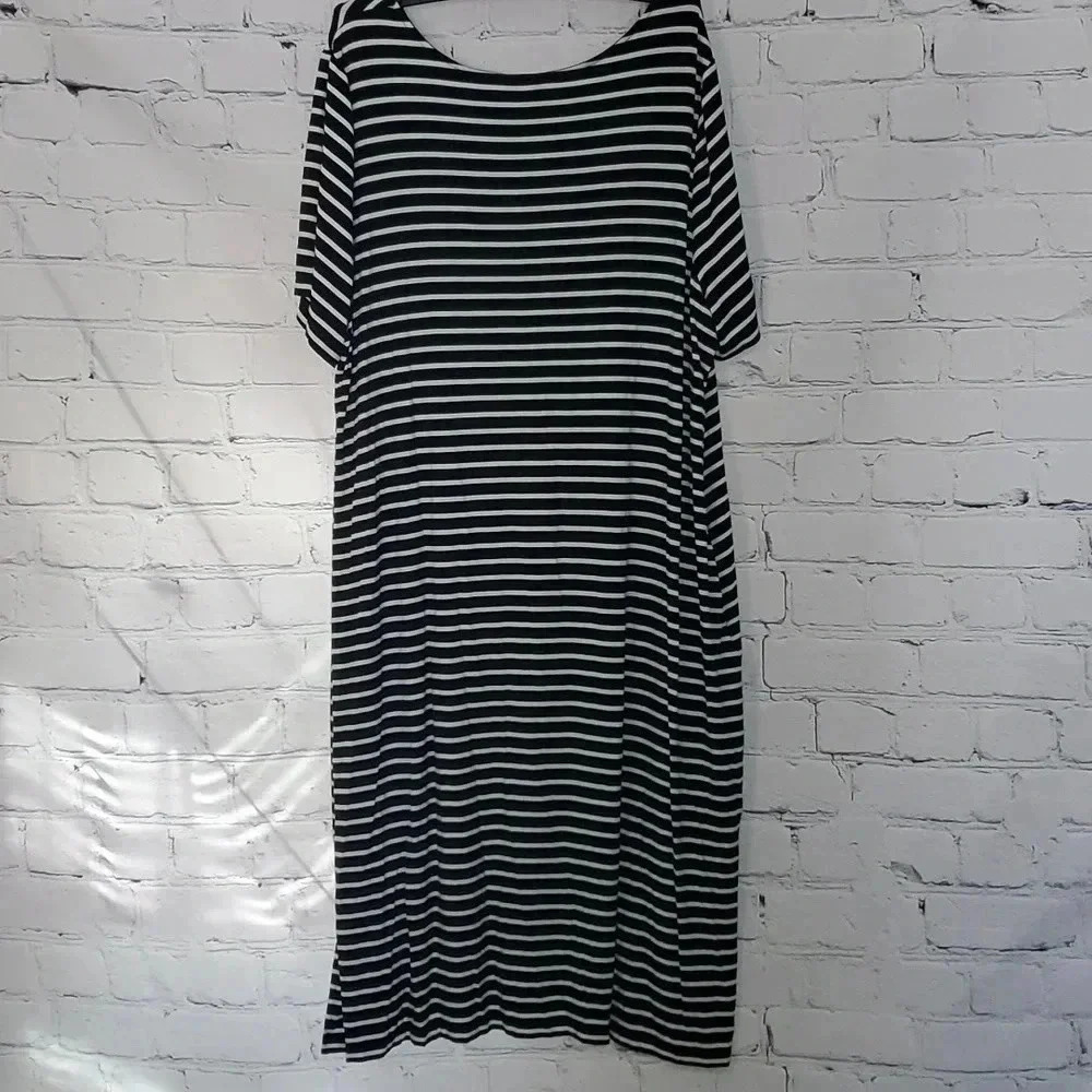 Catherine's Black and White Striped Dress with Side Slits and Pockets - Picture 6 of 6